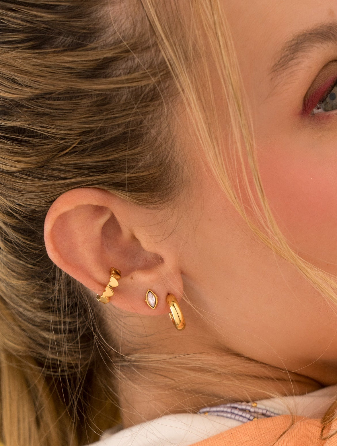 Earcuff Mini Corazones Gold