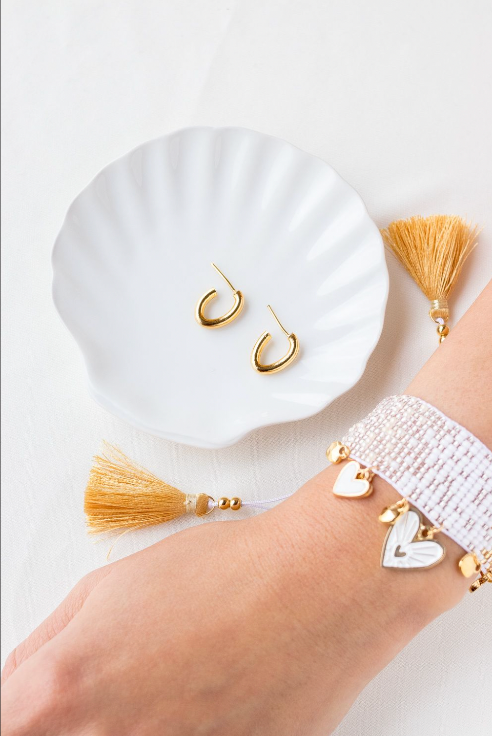 BRAZALETE CORAZONES BLANCO Y DORADO