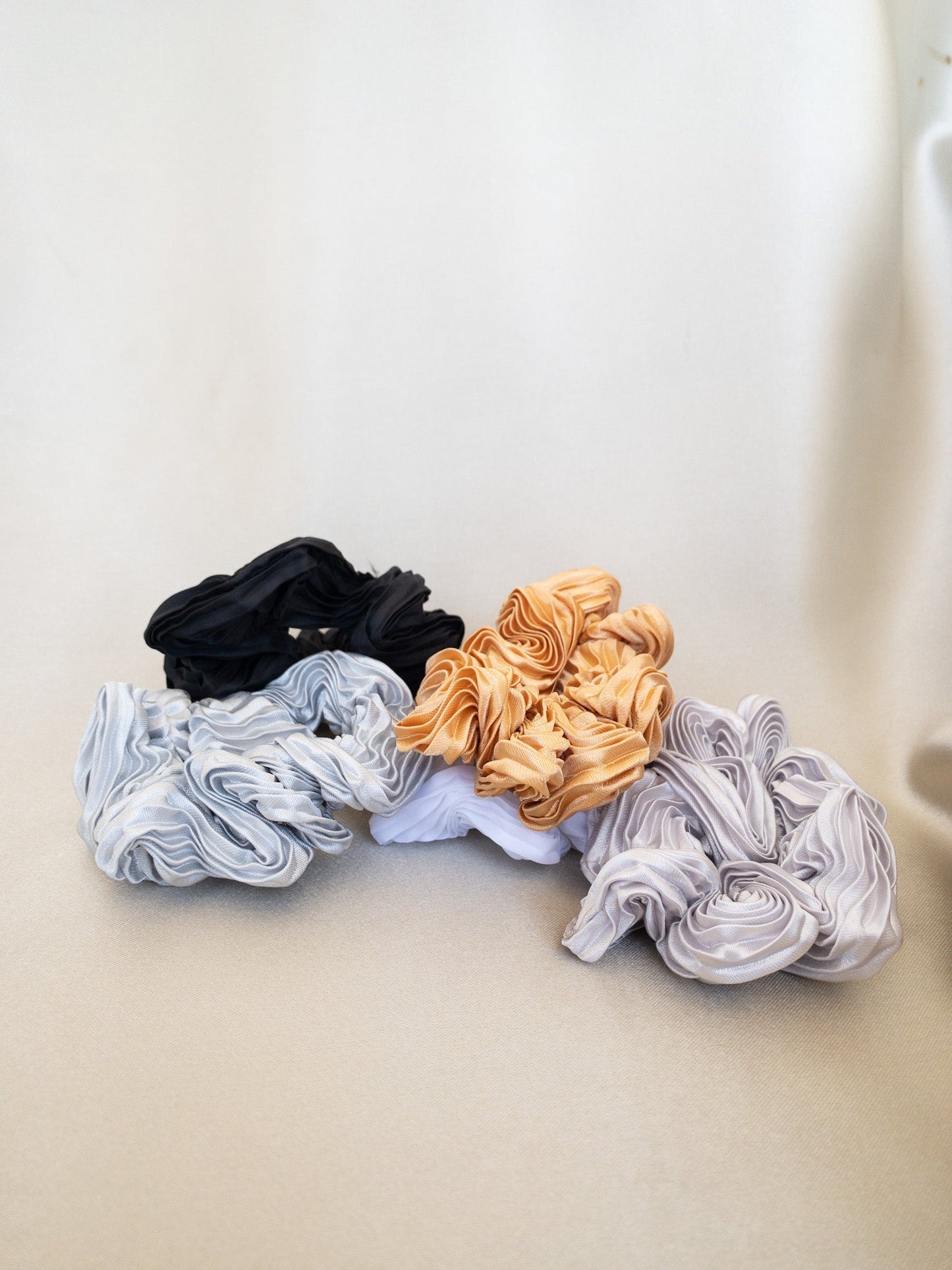 Colet Seda Plateado Scrunchies