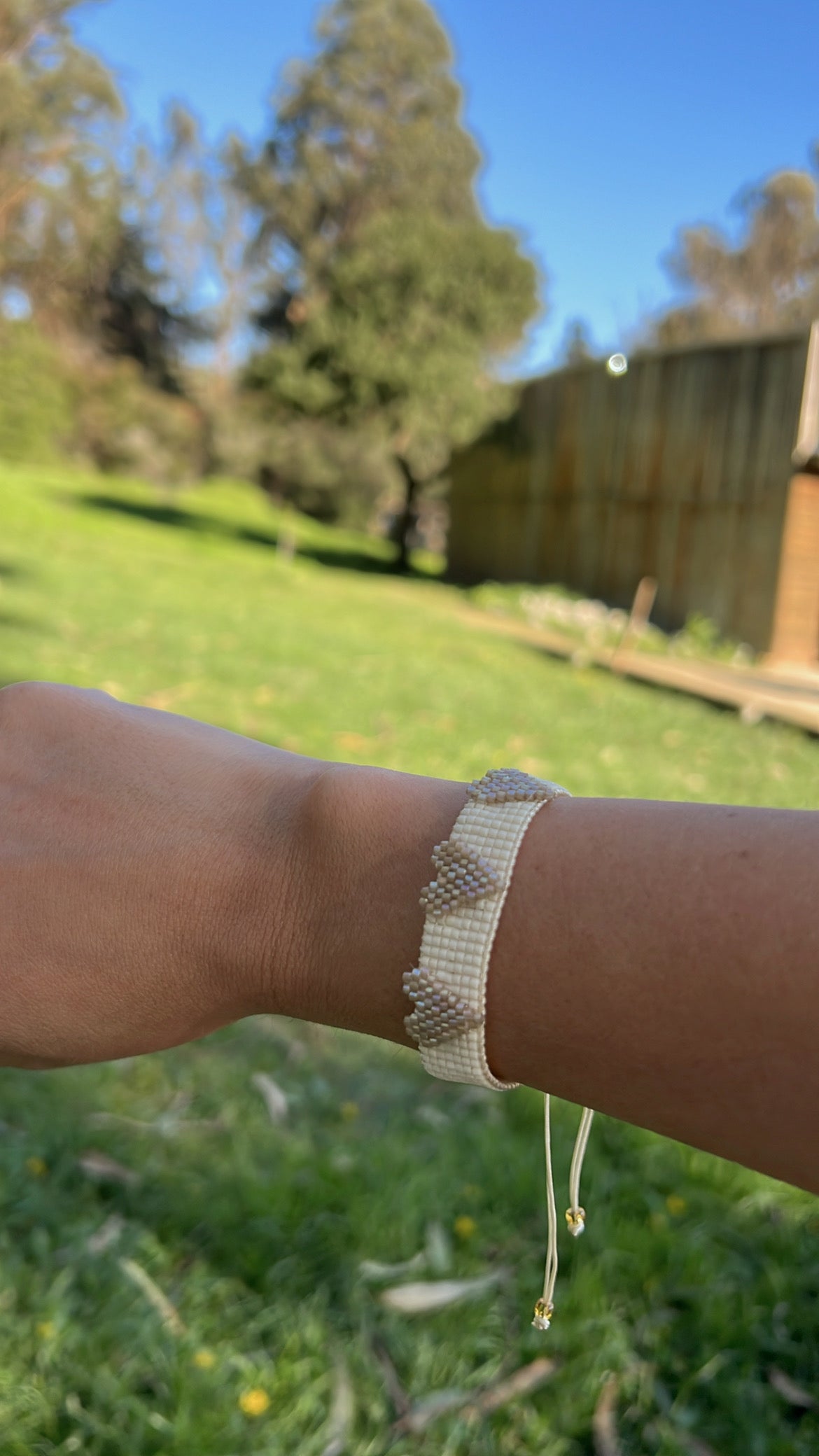 BRAZALETE MIYUKI BLANCO CON CORAZONES TORNASOL