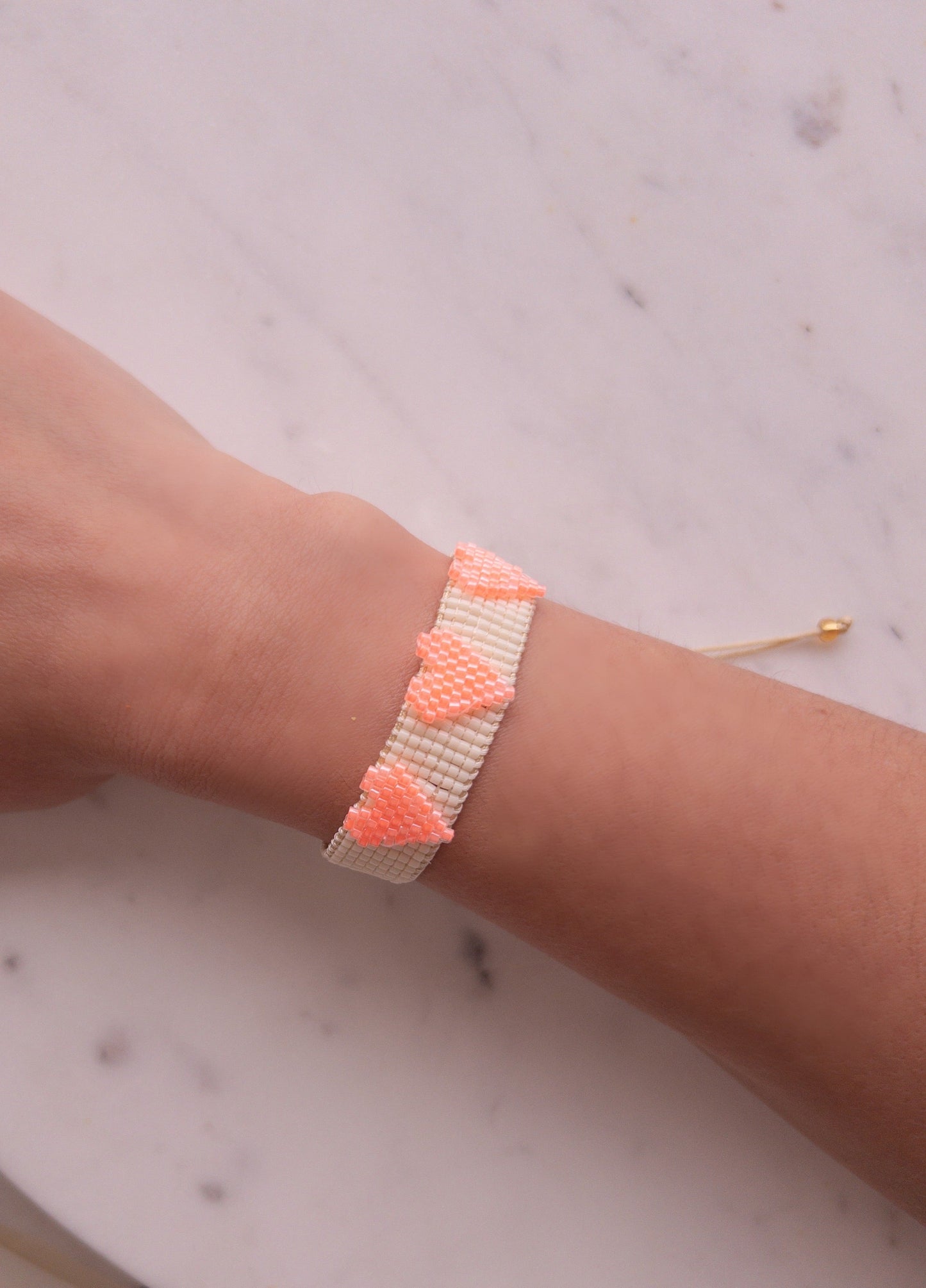 BRAZALETE MIYUKI BLANCO CON CORAZONES ROSADOS