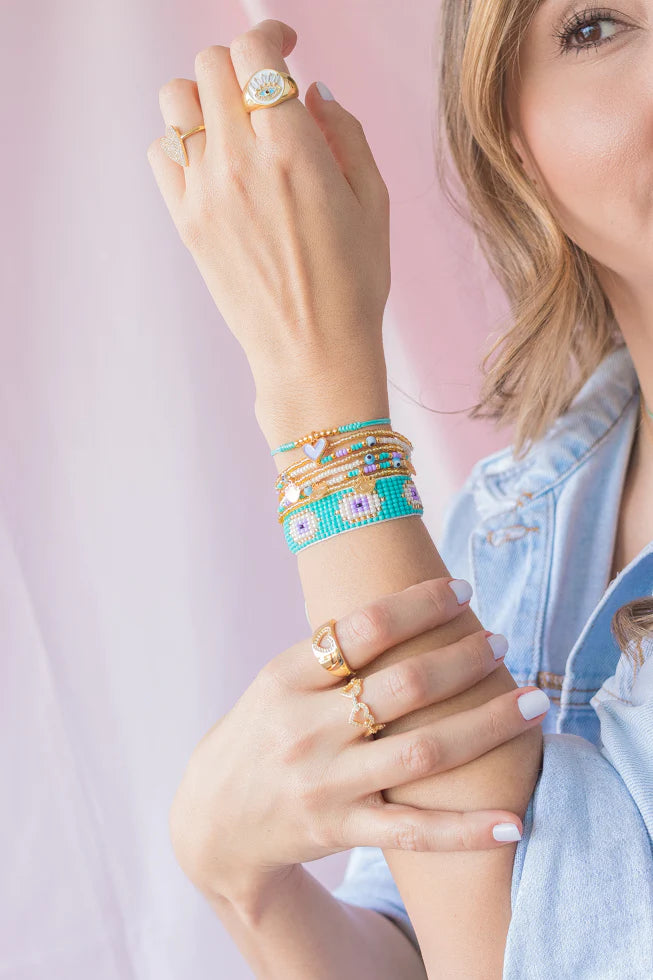 Si te gusta el amuleto de ojo turco este pack de pulseras es imprescindible para ti!!!  Está compuesto principalmente por una pulsera tejida con ojos de protección y acompañado por 5 Pulseras más que puedes usar juntas o separadas.  Están tejidas a mano, con cuentas en vidrio e hilo de alta calidad, sus colgantes son bañados en oro y el cierre es ajustable.  Recuerda evitar el agua al usar pulseras.