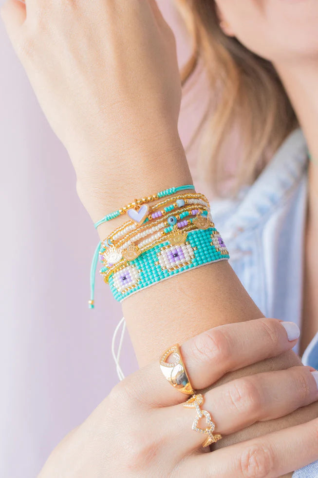 Si te gusta el amuleto de ojo turco este pack de pulseras es imprescindible para ti!!!  Está compuesto principalmente por una pulsera tejida con ojos de protección y acompañado por 5 Pulseras más que puedes usar juntas o separadas.  Están tejidas a mano, con cuentas en vidrio e hilo de alta calidad, sus colgantes son bañados en oro y el cierre es ajustable.  Recuerda evitar el agua al usar pulseras.